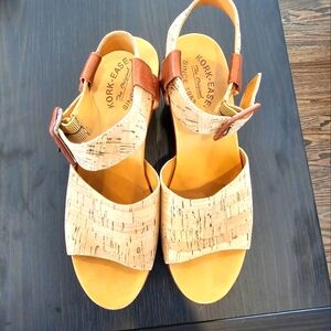 Women's Size 9 Kork-Ease Low Wedge Sandal.